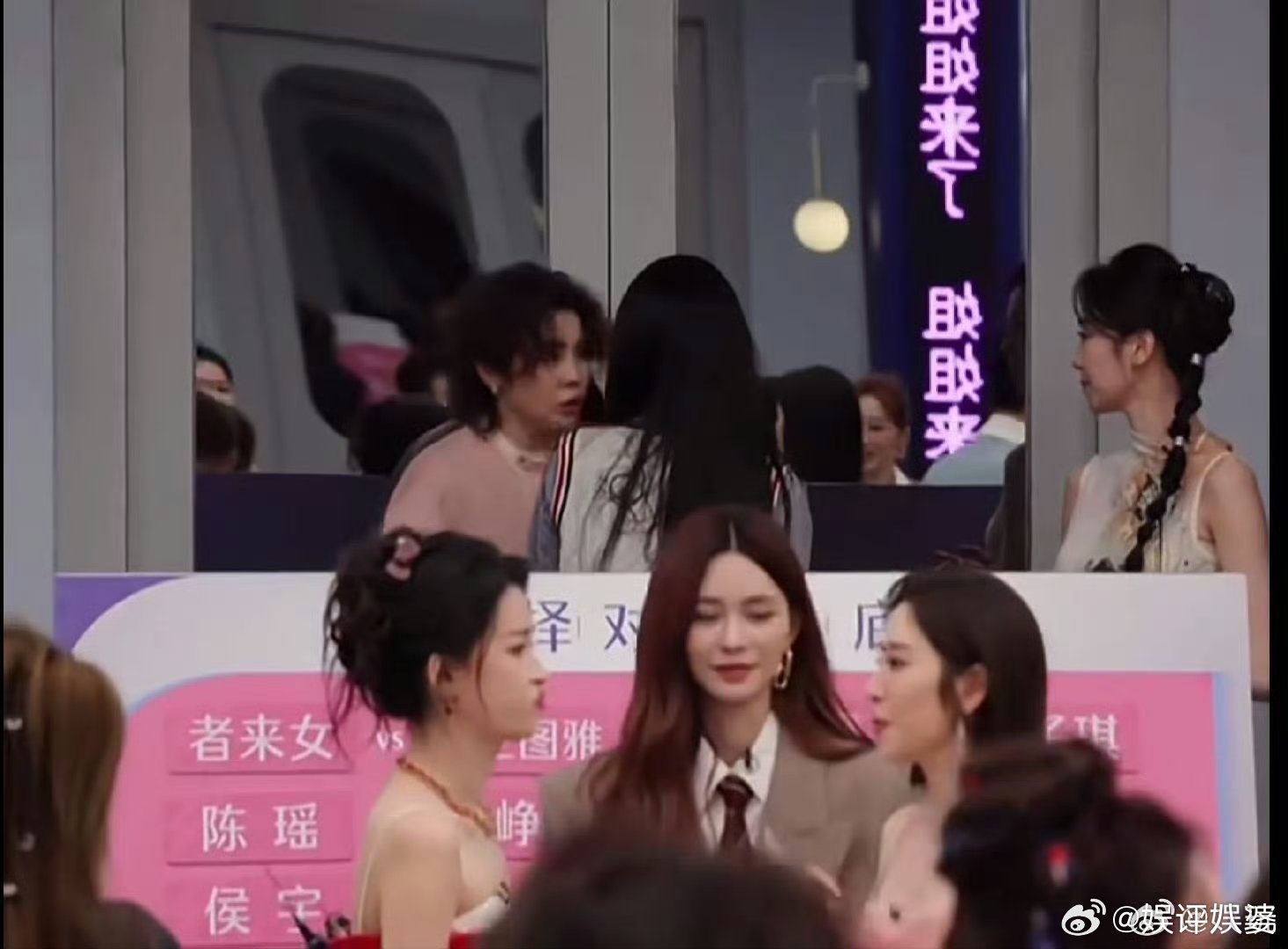 乘风2026至此成为艺术谁懂啊!昨晚乘风2026初见面直播，姐姐们三两成群围坐，