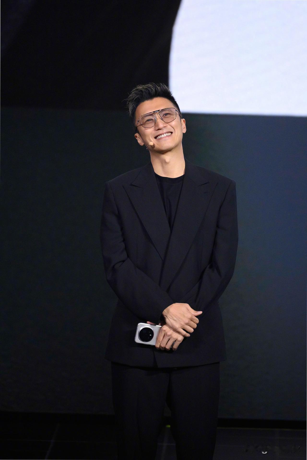 其实谢霆锋现在也就四十多岁，也没老，主要出道比较早，感觉好像年纪很大了。出道太早