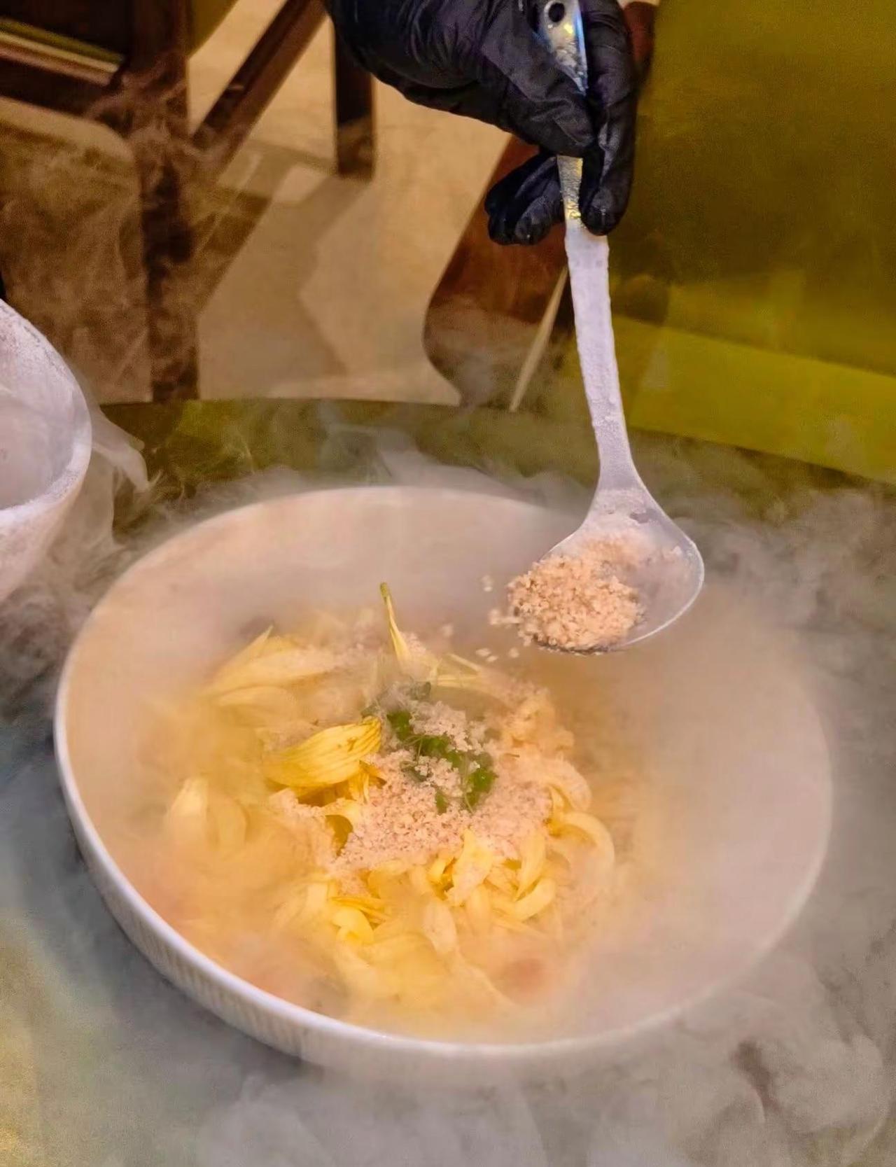 漂亮饭，味道却……… 就在海珠广场旁的星寰六楼，在红薯久闻其名新加坡料理，我们今