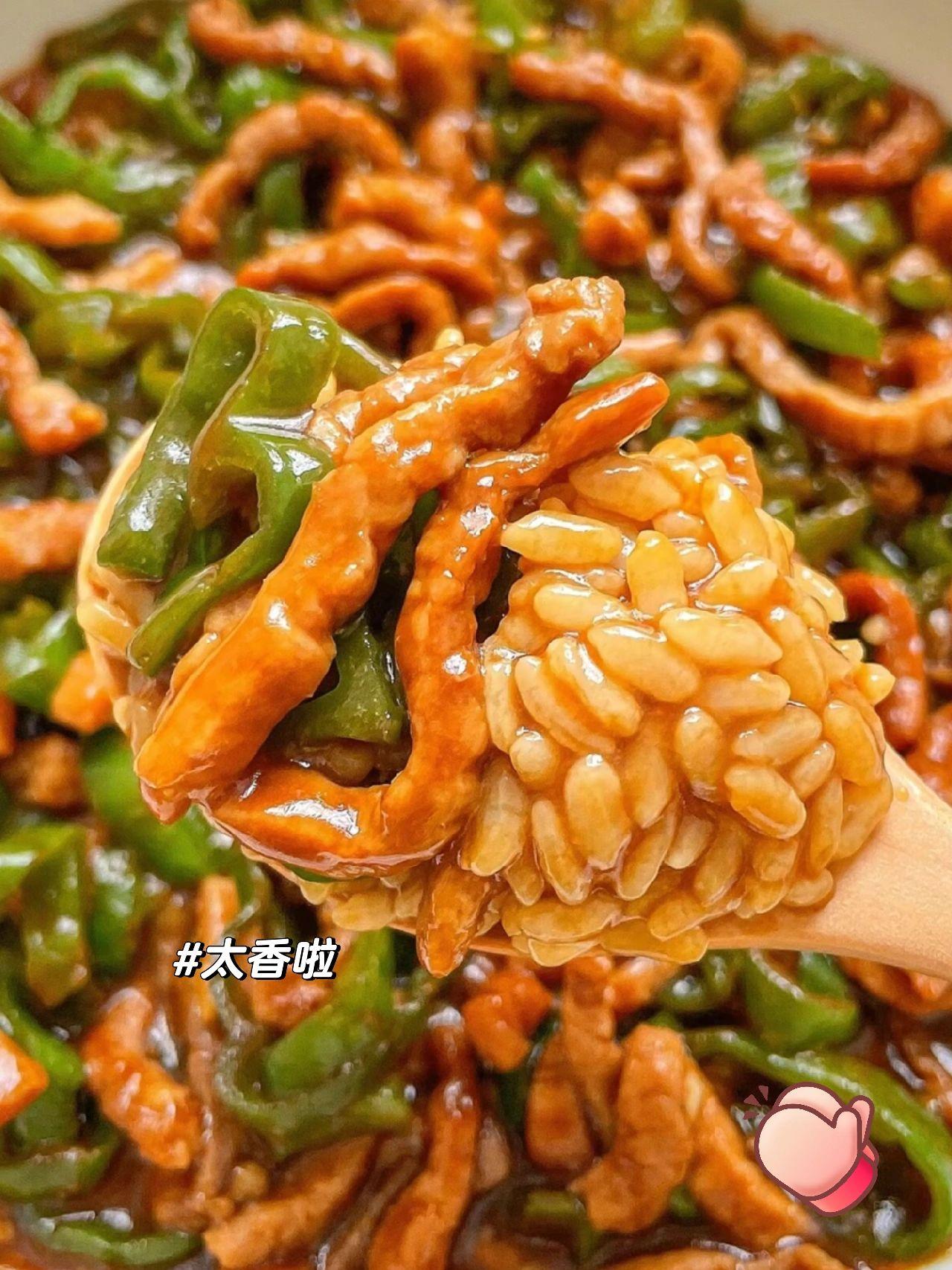 超级下饭的青椒肉丝，三碗米饭都不够吃！！
家里隔几天就做一次青椒肉丝，我最喜欢的