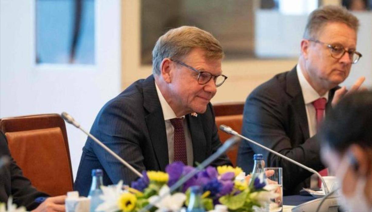 这操作，简直了！

德国外长贝尔伯克，临时推迟访华，这事儿闹得，连英国媒体都看不