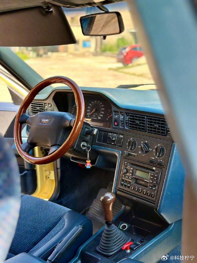 穿梭时光的旋律，沃尔沃850R以经典之形，诉说着复古的故事。每一次转动，都是对经