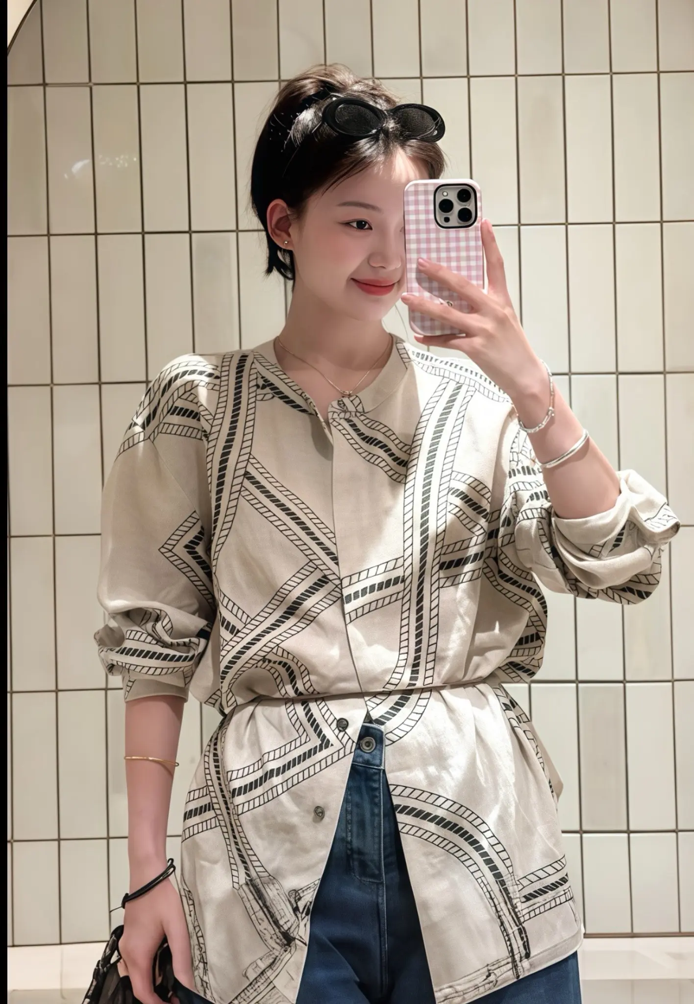 几何艺术撞上牛仔风情，慵懒时髦即刻拉满。在慵懒与精致的交界，几何线条邂...