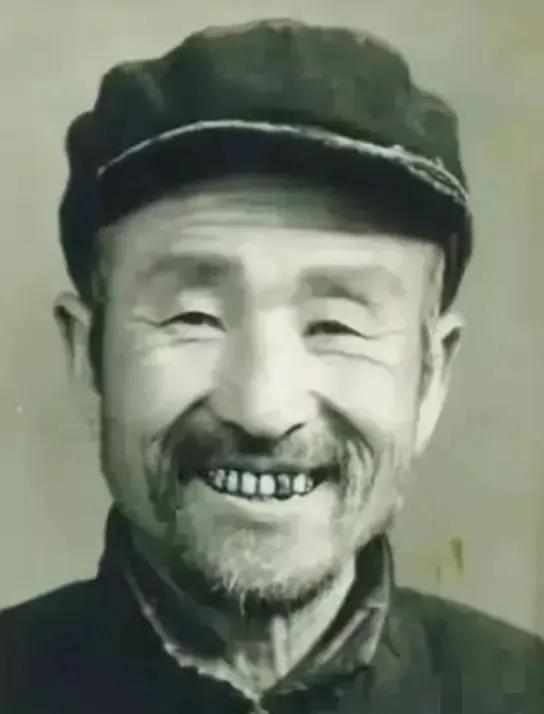 八载挑担寻恩母，证件一亮全场静，老八路郭伍士的赤子心
 
1956年，山东公安拦