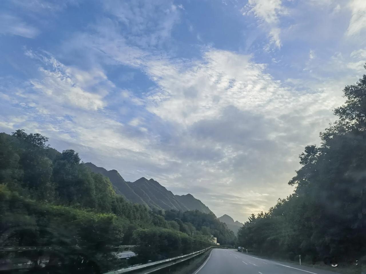 故乡
只适合留在回忆里

跨越一千多公里
从空调开冷风的季节跨越到空调开热风
熟