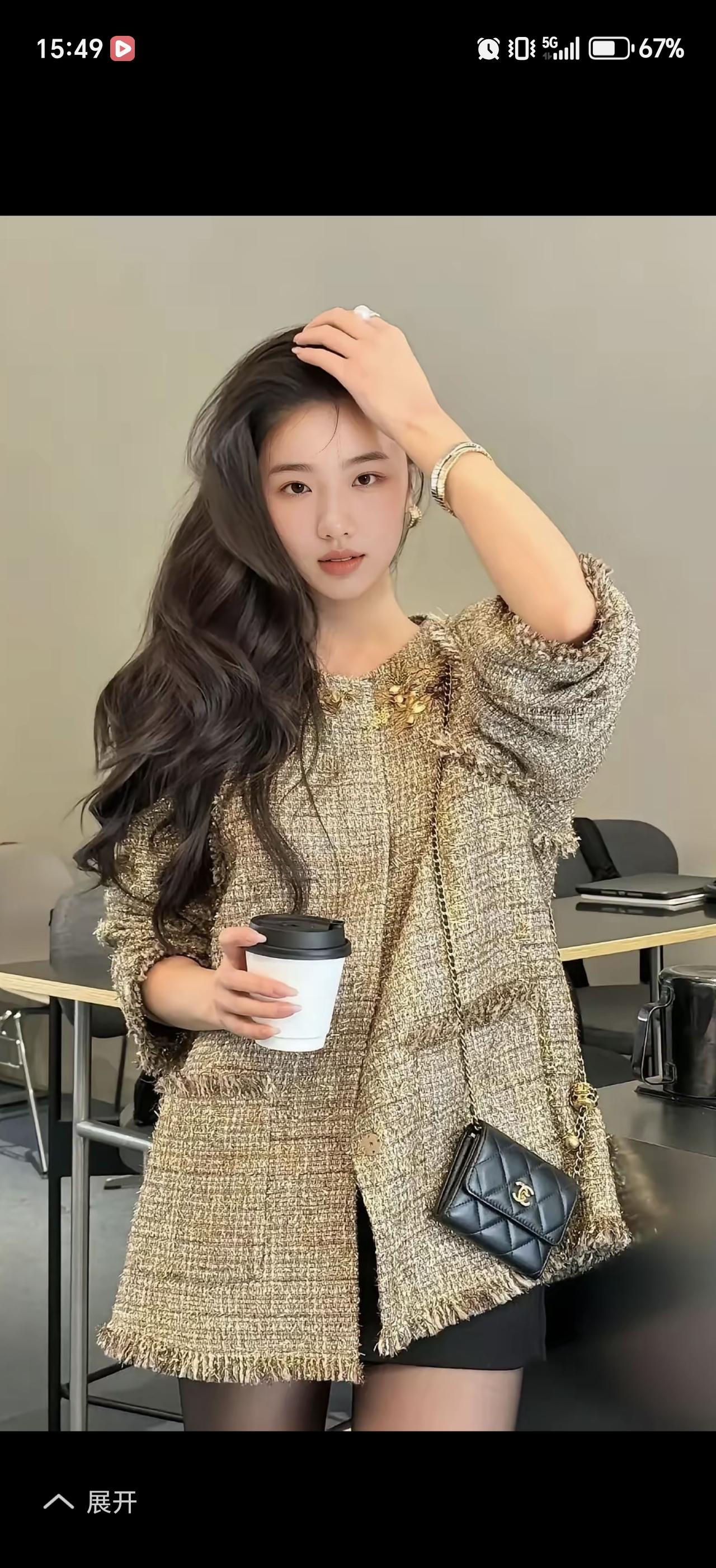 金衣美人，手捧香茗。