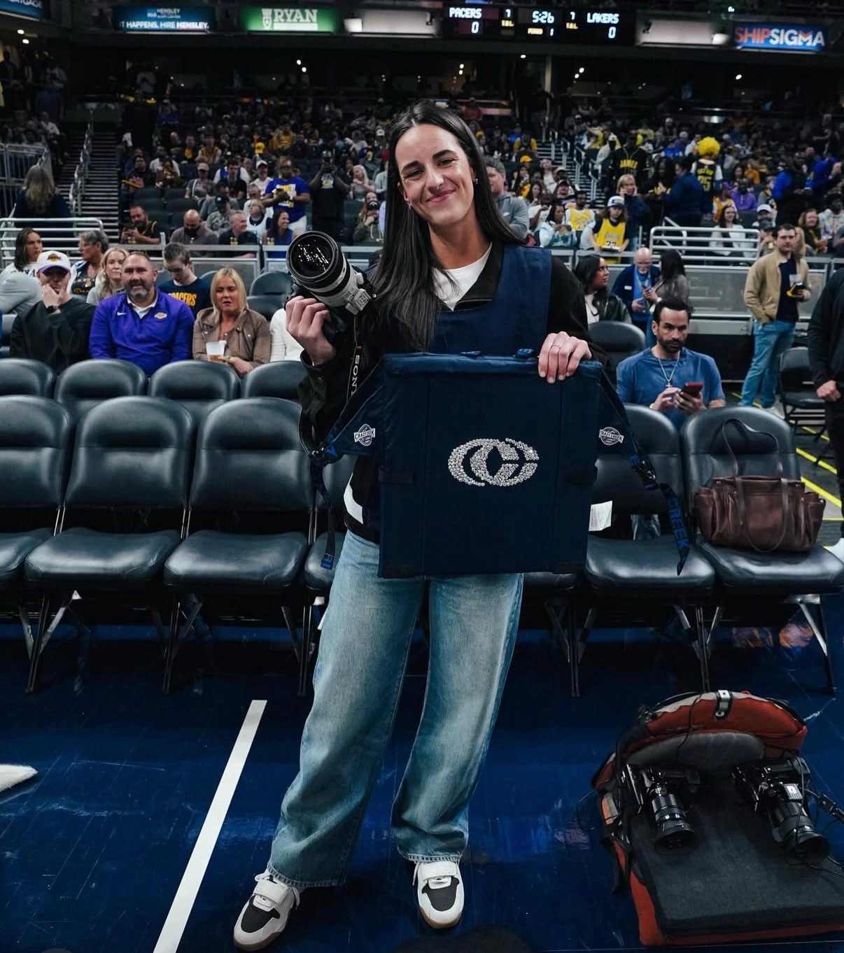 WNBA球星凯特琳克拉克晒图：皇帝！我拍的！不知道你是不是单身，我湖有个小胖子也