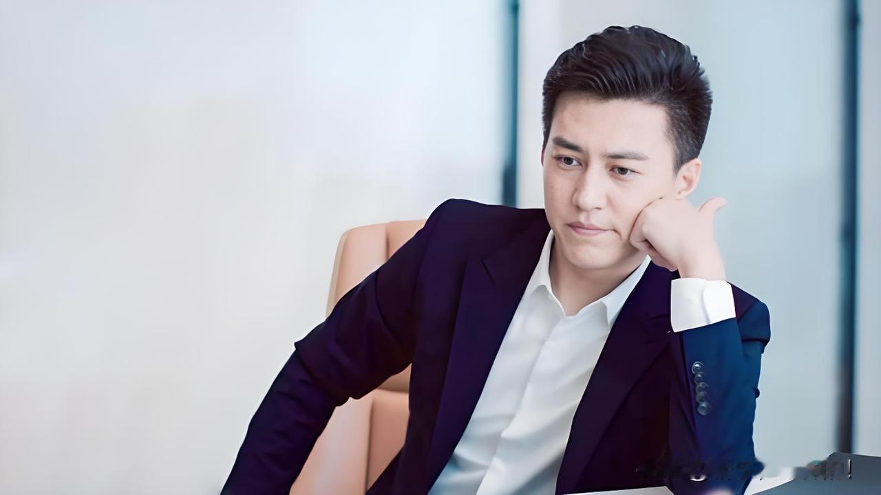 都说靳东是“老干部”，稳如泰山。可你猜怎么着？他这辈子最“着迷”的，不是名利，不