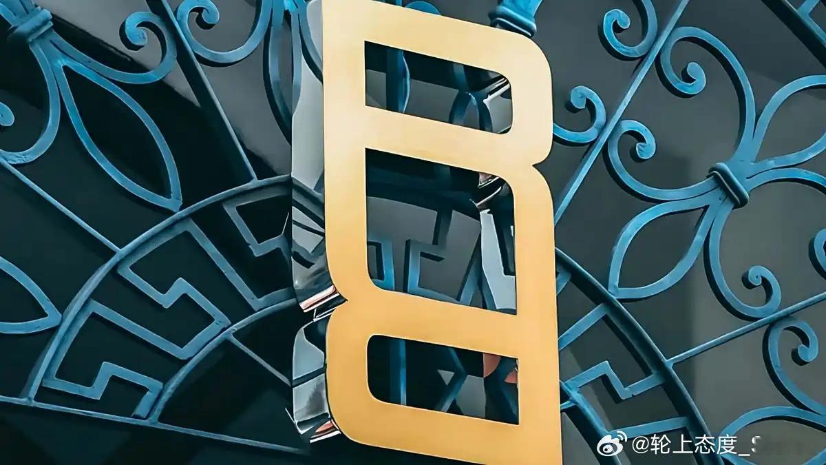 路虎揽胜 拥有了自己的新Logo字母标也会保留，一个负责大面装饰（中网啥的），一