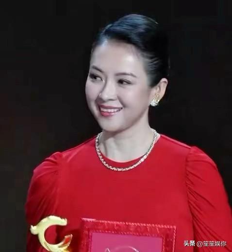 刷到一堆人吐槽章子怡胖了、颜值崩了，实在可笑。曾经锋芒毕露如野豹，眼尾带着不服输