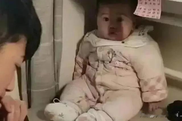 哥哥做作业，把妹妹摆在桌上当“吉祥物”，网友：妹妹表情太有戏