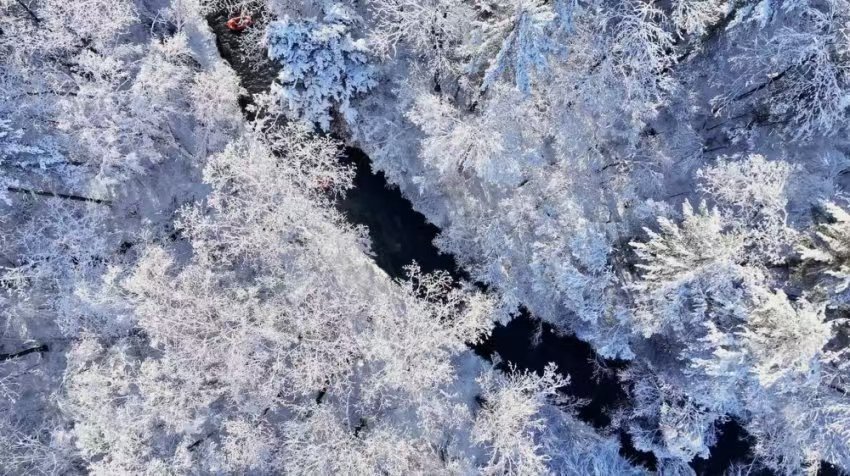 冬季玩起来，问个问题：怎样才能同时享受长白山矿泉水、漂流和雾凇呢？答案在这里：我
