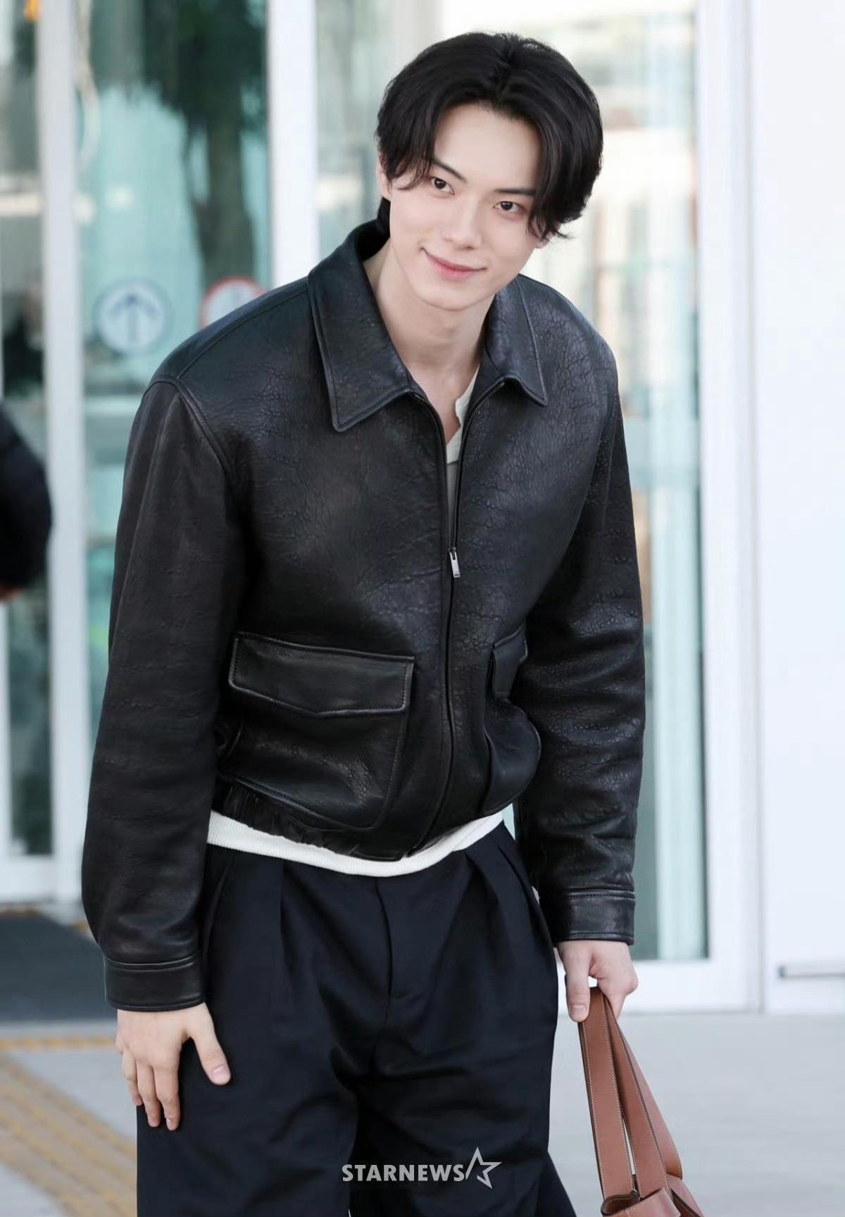 李彩玟 × Saint Laurent 2026秋冬男装大秀机场出发新闻图 ✈️