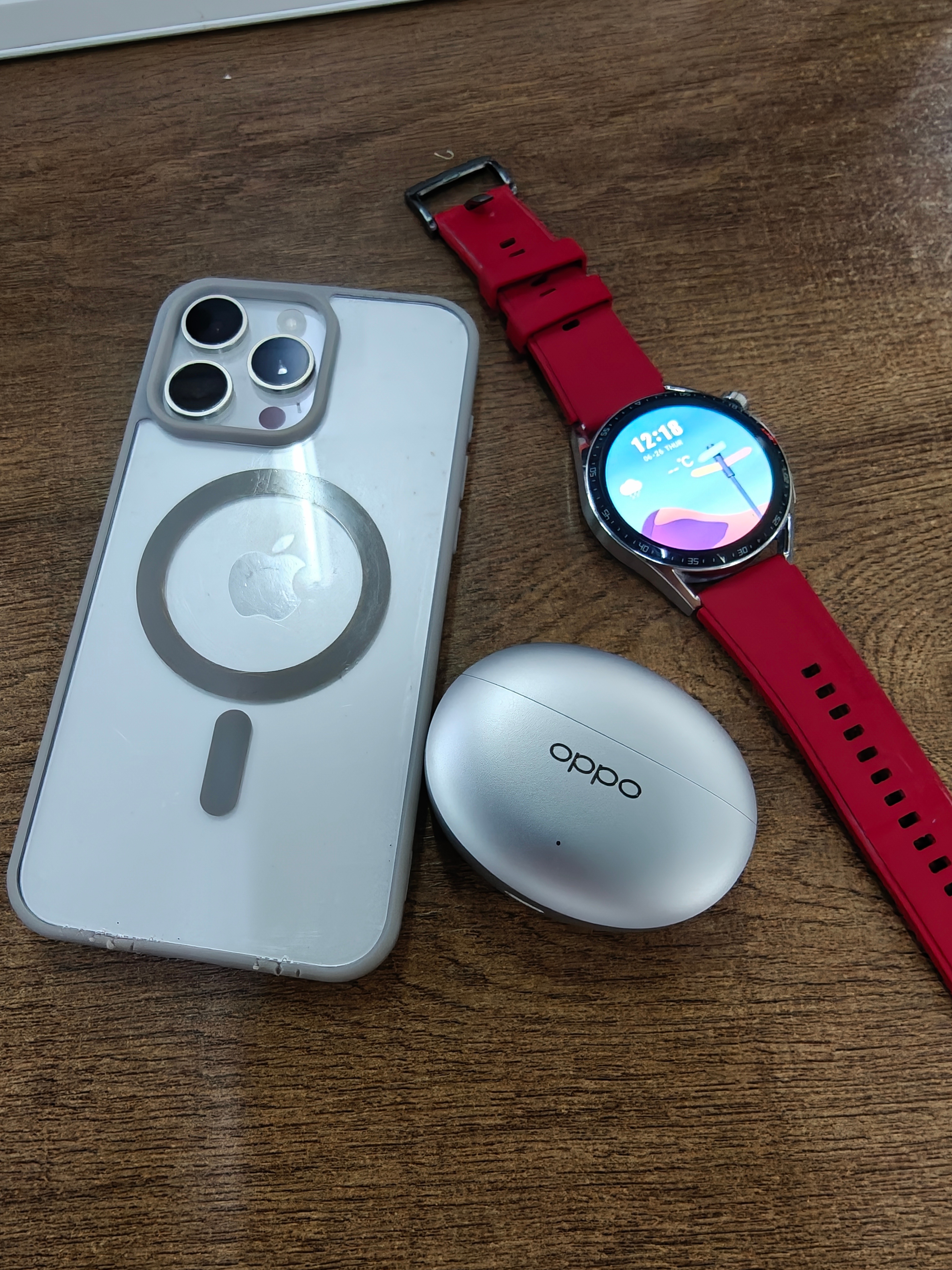 苹果手机，OPPO 耳机，华为手表，竟然成了数码混搭全家桶，大家使用的产品是不是