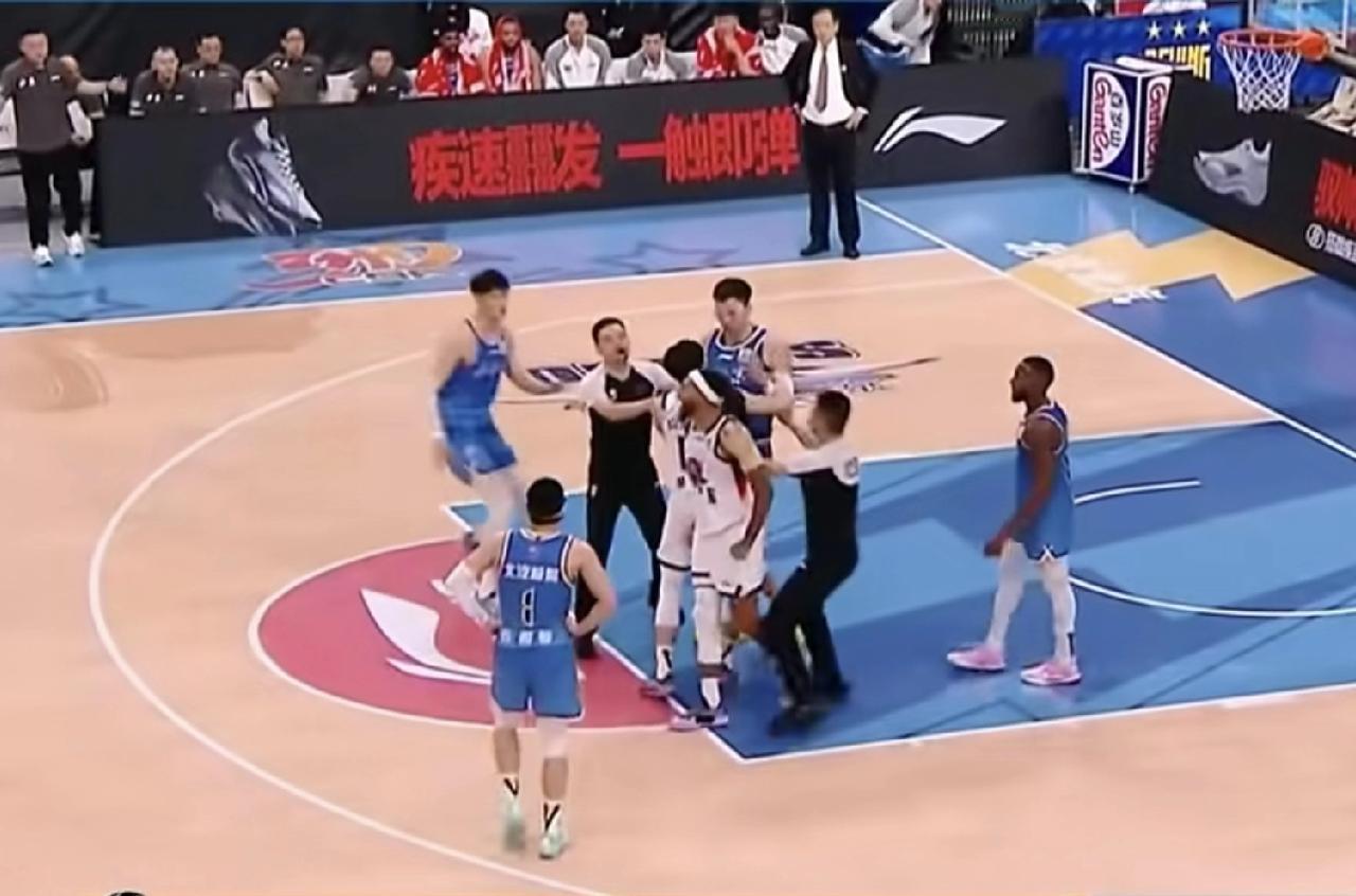 打起来了！周琦赔了里子和面子！周琦本场比赛不得不说的低迷，全场拿下8分，看不出来