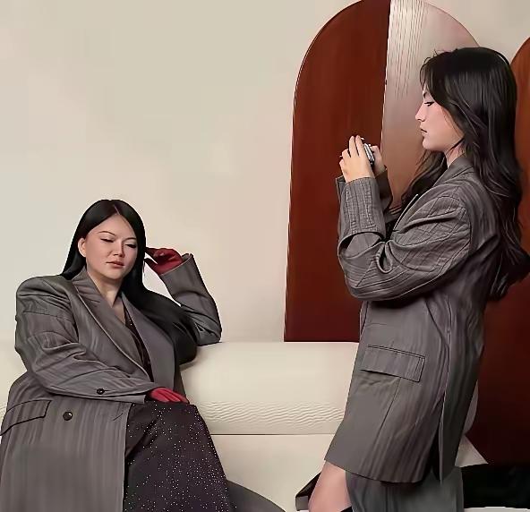 看着曾经的女神成了这副模样，惊叹“岁月是把杀猪刀”。
男人贪恋美色和金钱都会成空