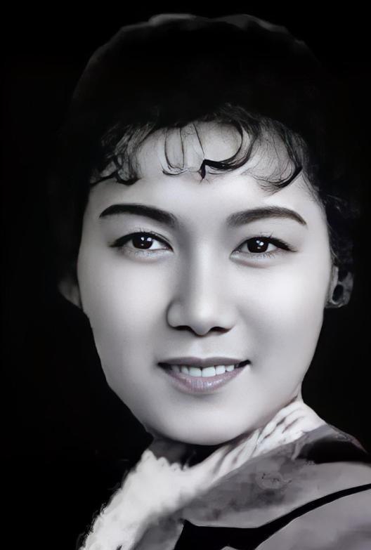 1952年的一天，齐白石已经快90岁了，他不知哪里来的力气，一把将25岁的新凤霞