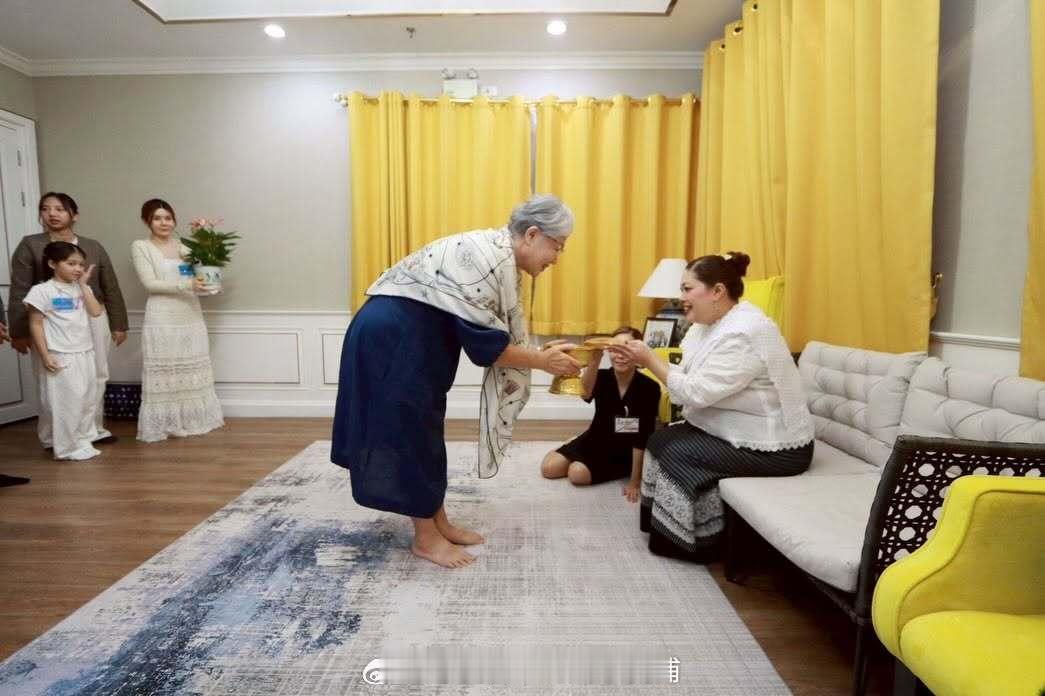 王室王室泰国王室诗丽帕 2026年7月8日，诗丽帕接受一位夫人捐赠的善款和一盆花