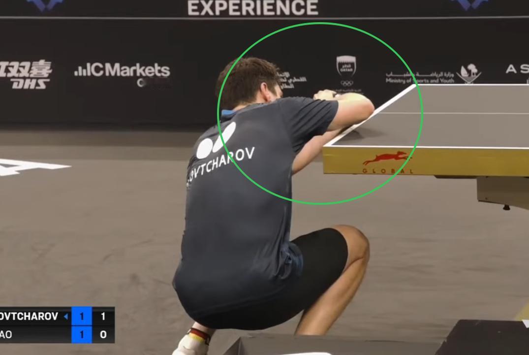 突发，奥恰洛夫被黄牌警告了！

因为奥恰低刨，
按照规定，
发球时，
球不能低于