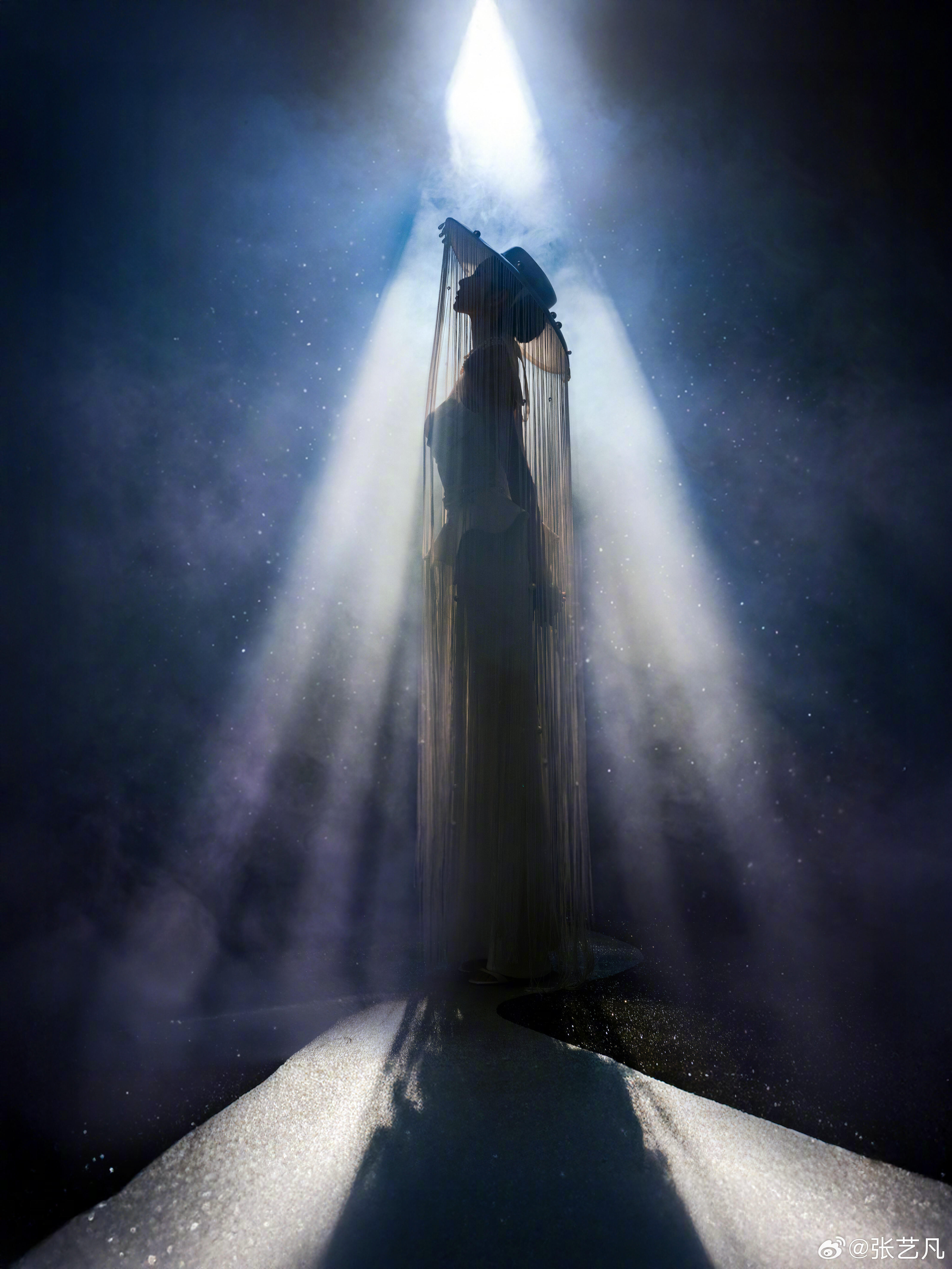 张艺凡怎么一直都是高帧率模式 这哪是拍写真，分明是“高帧率”宣传片！每缕发丝的光