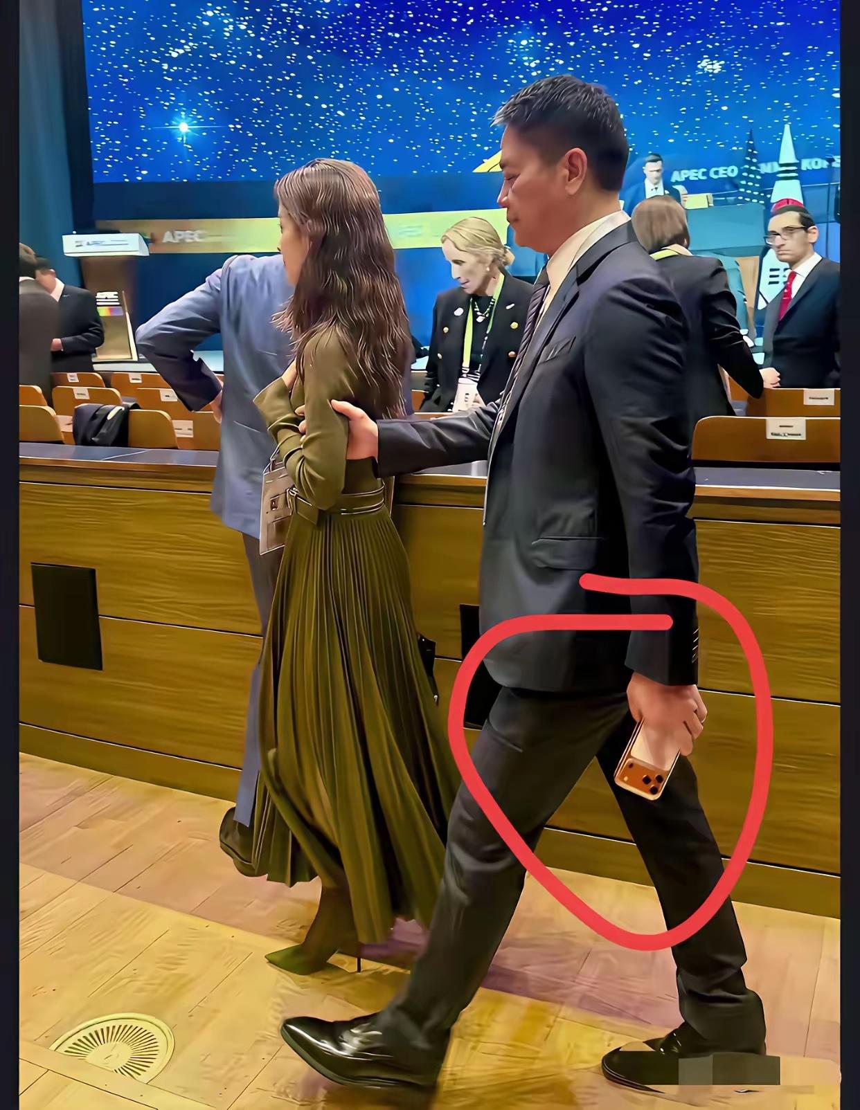 东哥手上拿的什么牌子手机？ 