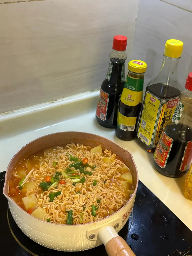 忙一天了，大半夜饿肚子起来自己动手煮个面🍜黄金现货黄金外汇黄金