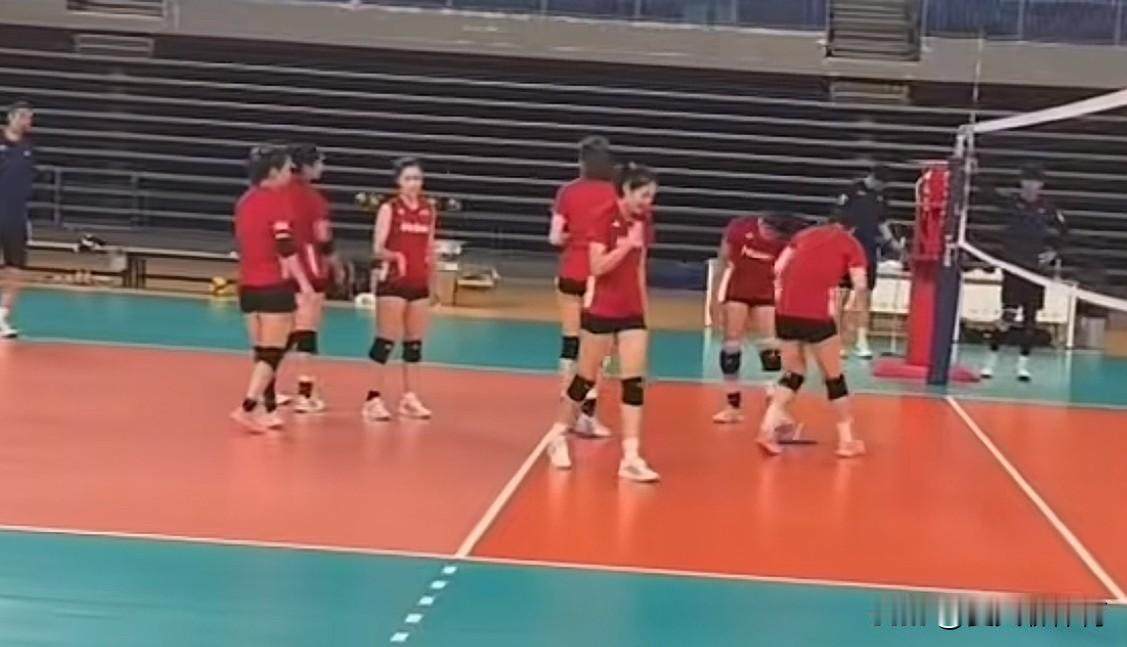 中国女排总决赛的主力阵容疑似泄露！昨天，在广东江门中国女排在进行分组对抗训练，全