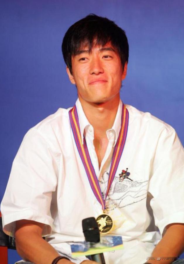 2004年刘翔夺冠后，开发商送给他一套价值225万的房子，他却转身送给了教练，谁