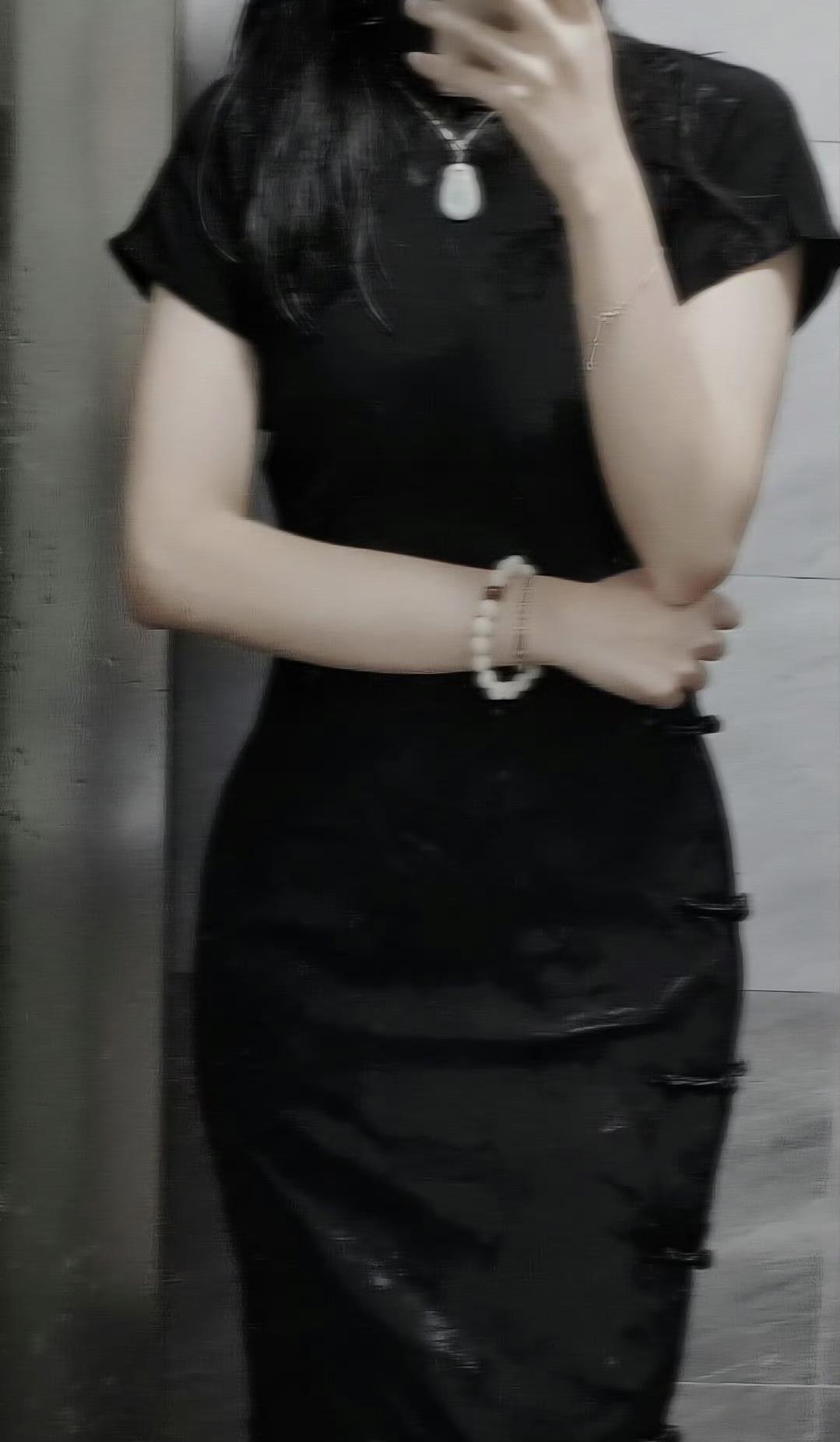 苗条女生穿旗袍，是将东方韵味与纤细身姿完美相融。贴身剪裁勾勒出流畅腰线，窄肩收腰