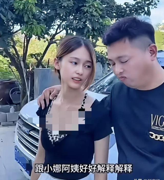卷毛哥和小娜,看着就像是从小甜剧里走出来的一对儿。两个离异再婚的人走到一起,还一