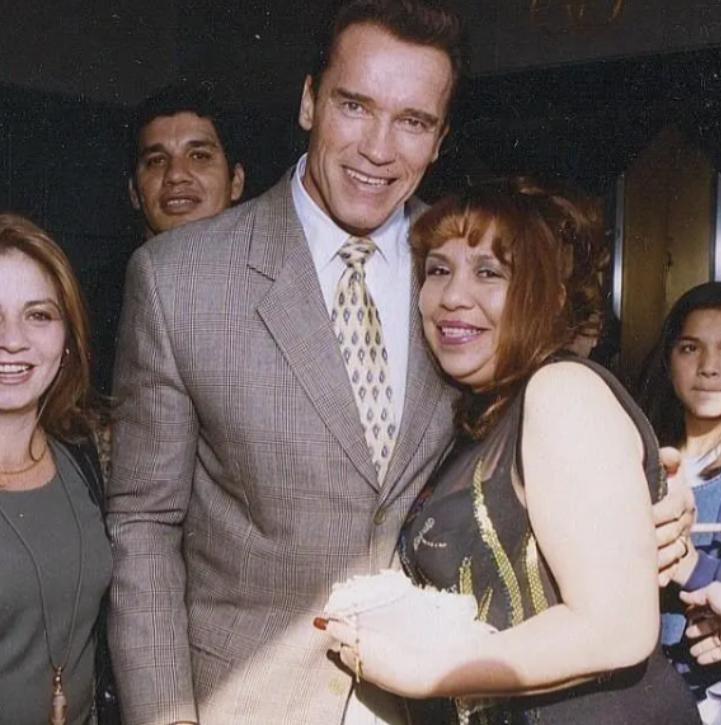 1996年，施瓦辛格因为应酬没能与妻子一起去度假。

谁也没想到，这场缺席会成为