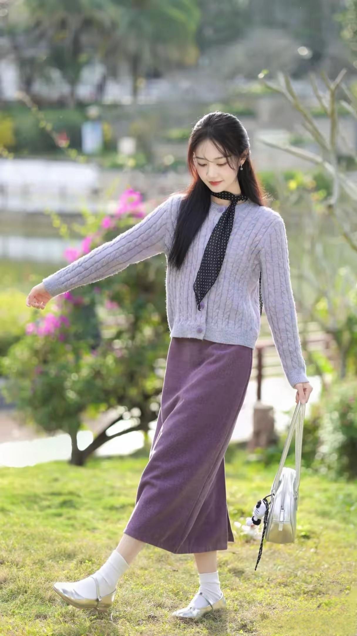 温柔午后，漫步在花海中的优雅少女