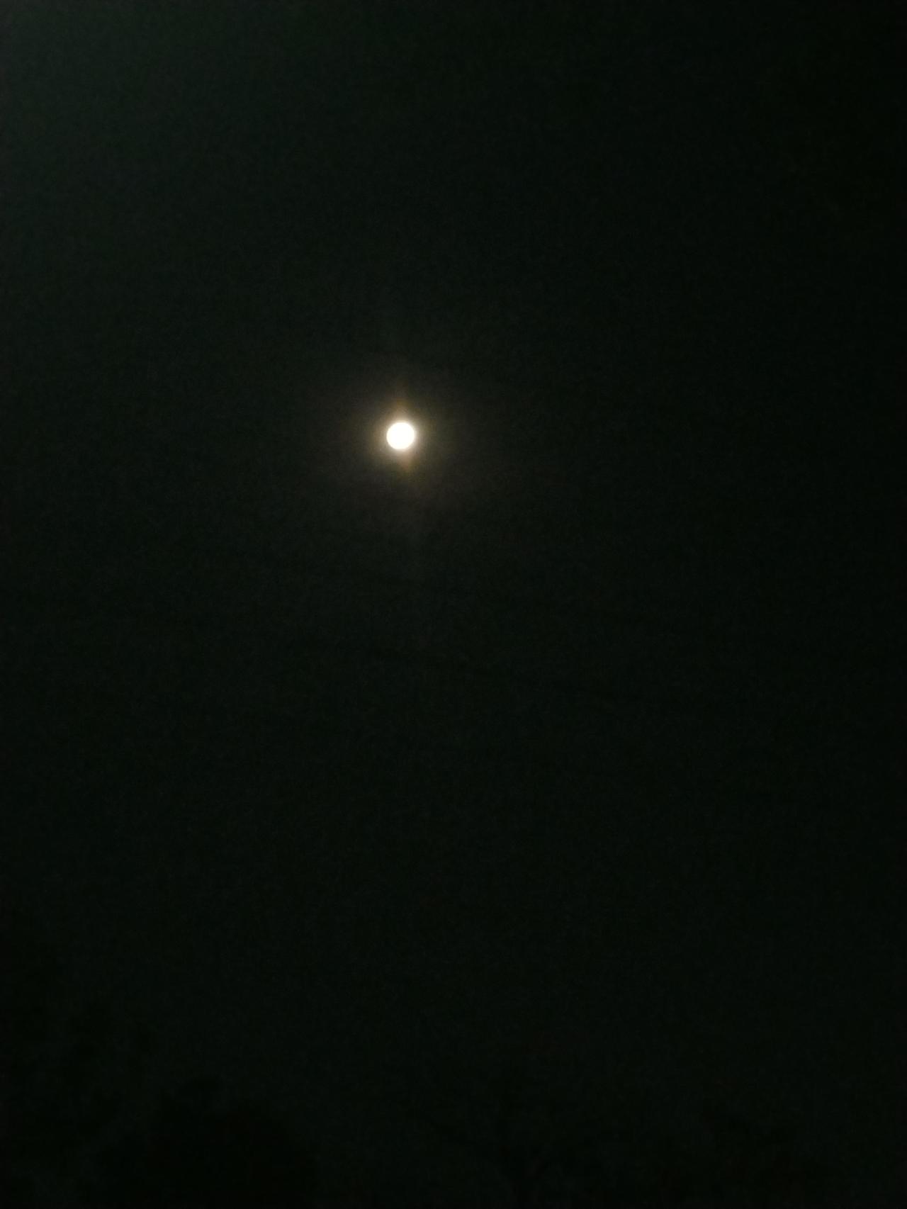 夜色温柔的星空下,你会想起谁? 夜晚的星空，一轮明月高挂，静谧而美丽。晚睡晚起的