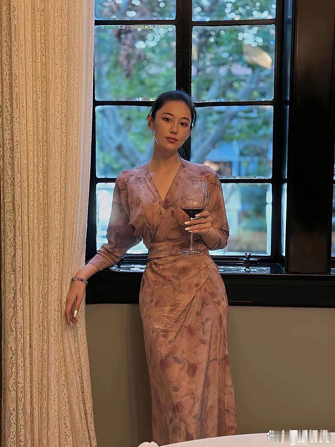 张馨予的美真的越来越高级了！气质愈发沉稳大气，不管是造型还是神态，都透着一股精致