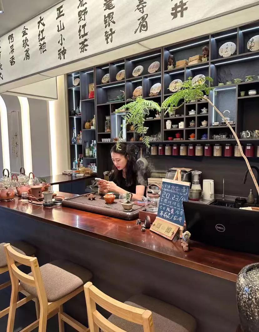 为什么有些老茶行从业者最后都喝白开水了
前段时间忙忙碌碌也无心开店，以至于到几个