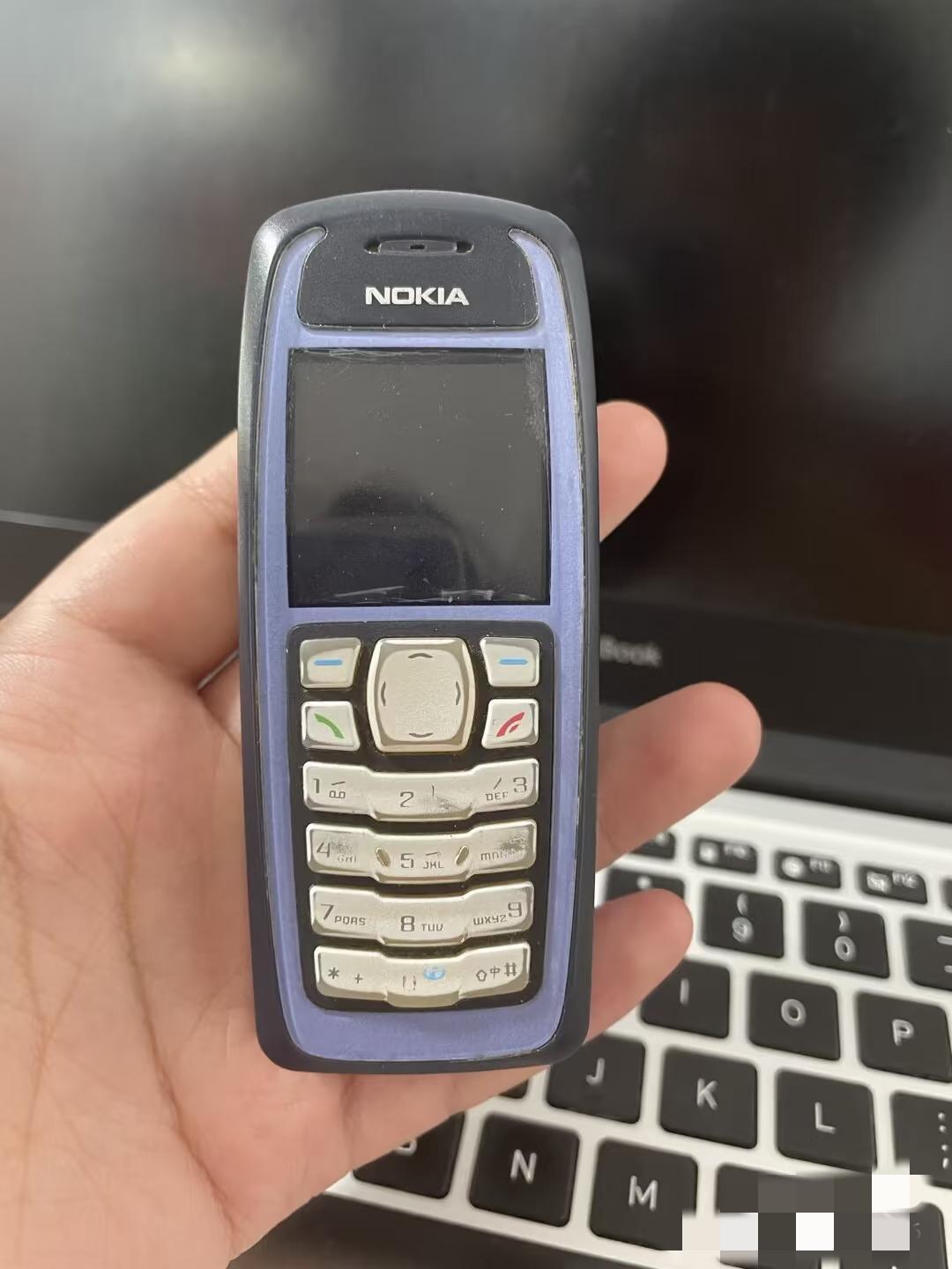 人生中第一个属于自己的手机，当时超级喜欢！
当年诺基亚可是超级火爆的，这个九键盘