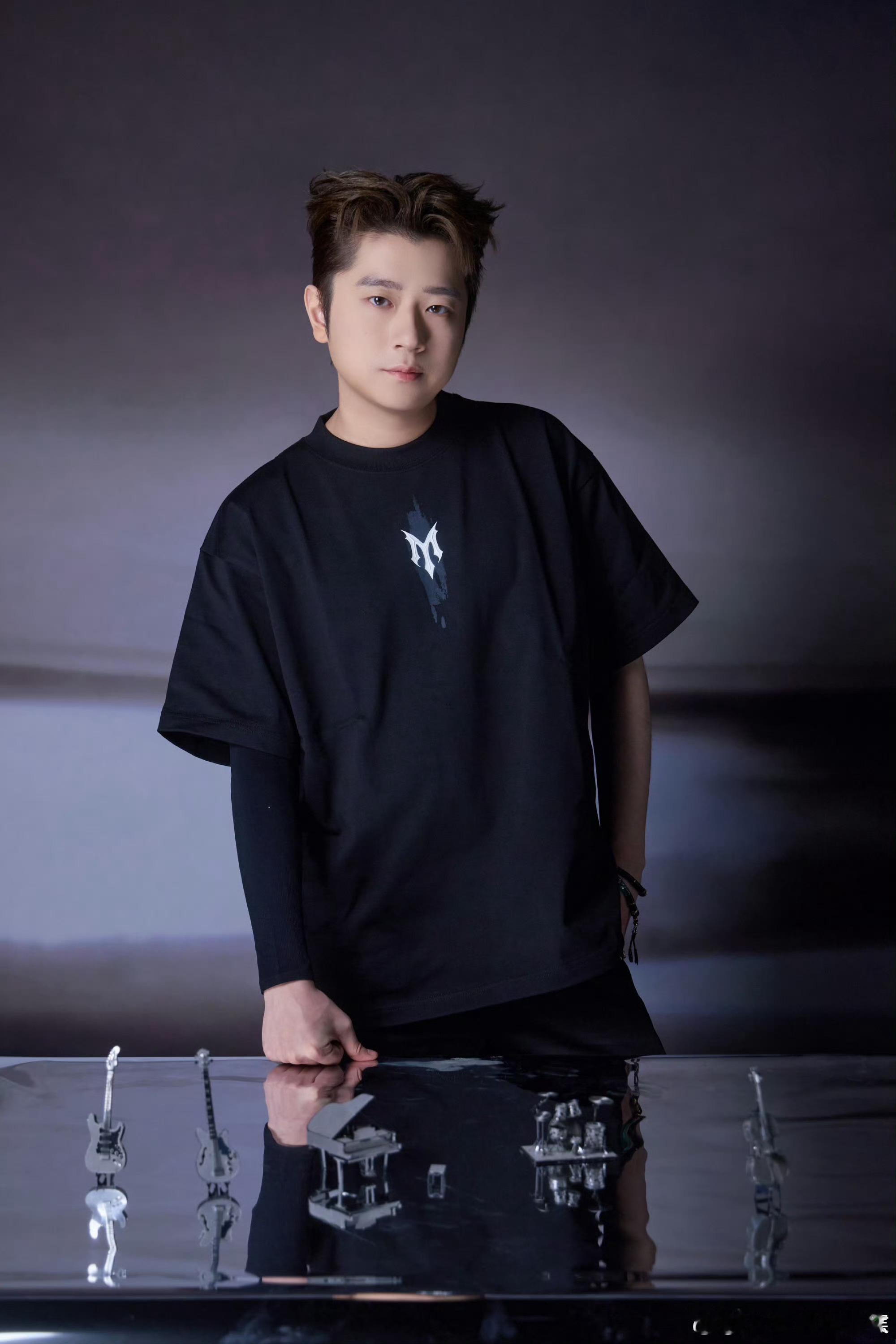 王以太[超话]王以太喉咙里发出的是天籁王以太高音 高音不嘶吼，靠细腻声线传递力量