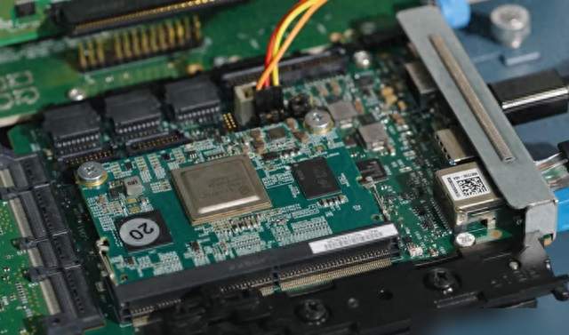 ARM抽血200亿，x86锁死大门，中国芯片第三次突围来了
