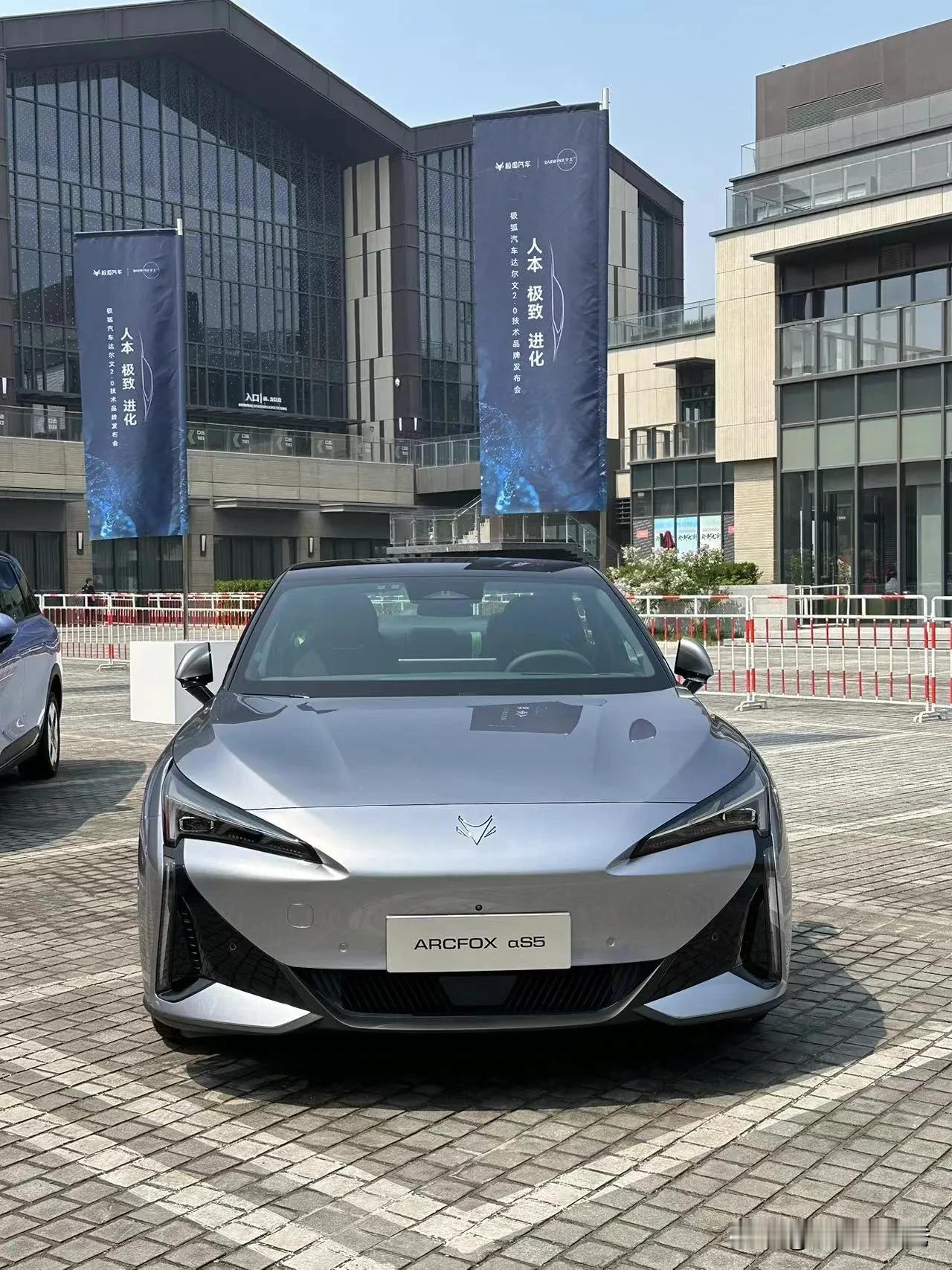 【极狐汽车】秉承用极致科技守护你的美好出行这一理念，极狐汽车在业界创先了诸多第一