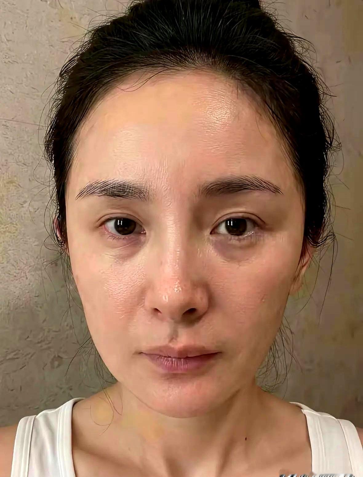 杨幂这回，直接掀了桌子！
 

一张素颜照就这么甩出来了，没滤镜，没P图。
 