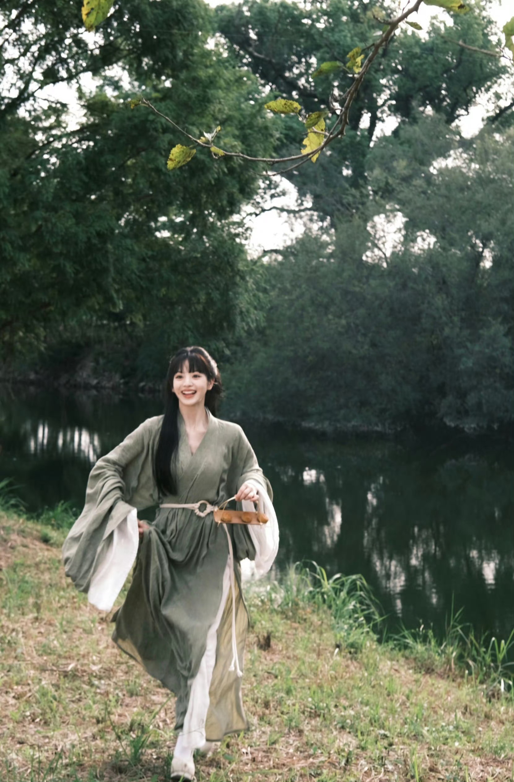 田曦薇  这组图好像一个森林小精灵哟🧚‍♀️ ​​​