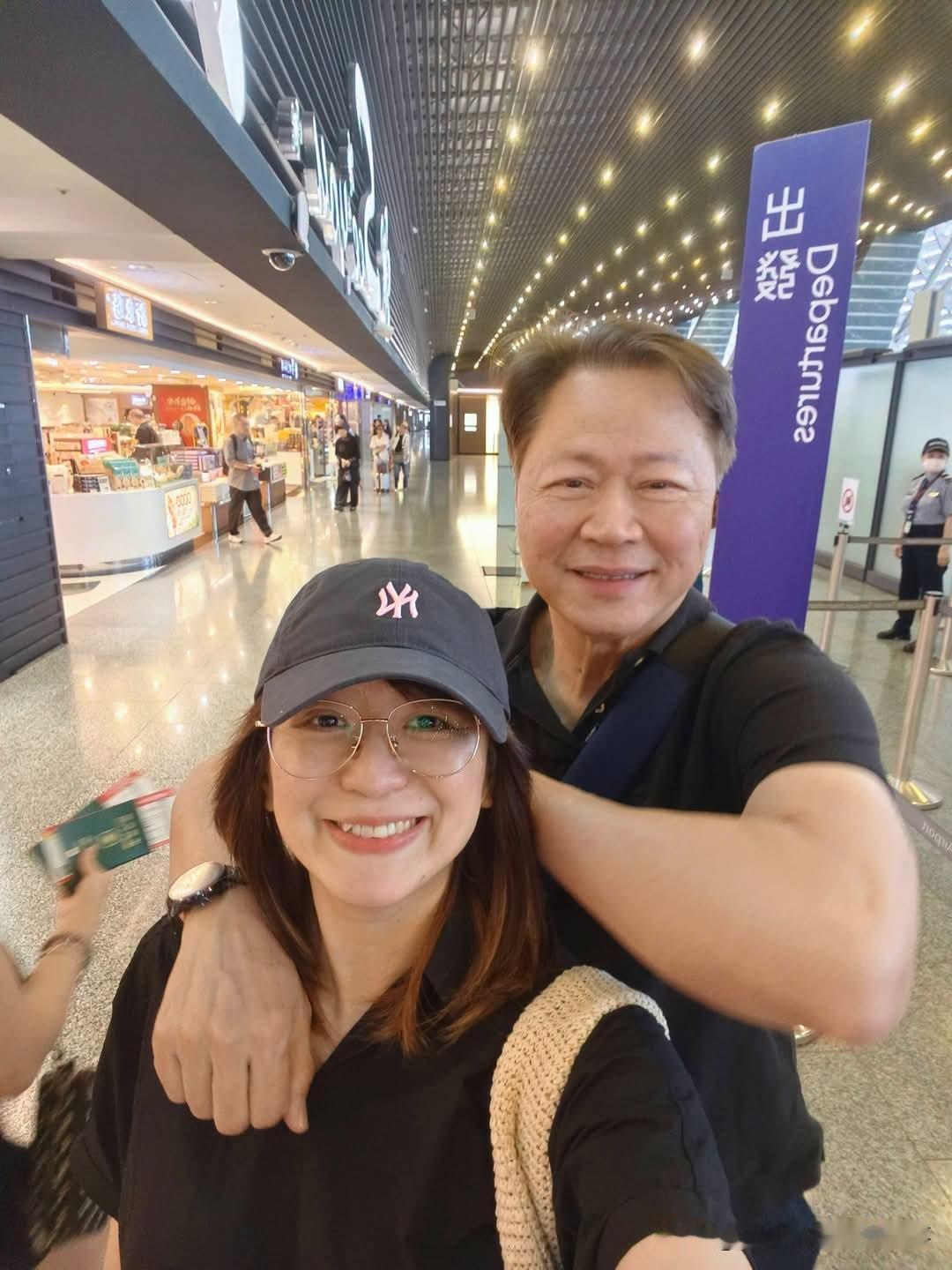 赖岳谦教授来云南家族游！周玉琴主播秀恩爱！
昨天周末，周玉琴发文透露赖岳谦教授前