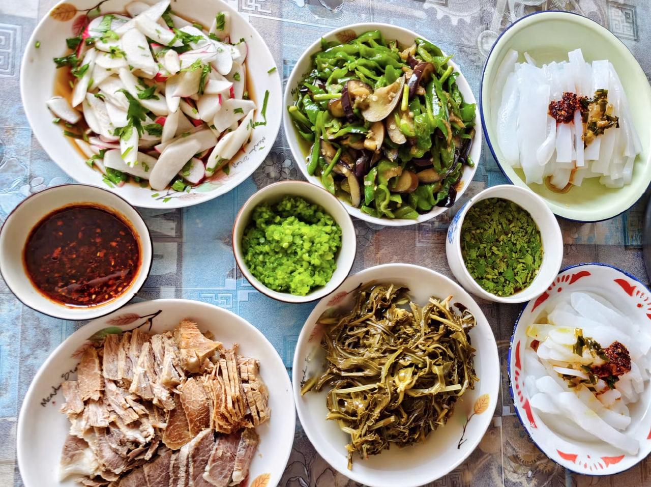 同事喊我们去他家吃饭，没想到，他让我陪他去超市买预制菜。吃饭时，我吃了几口，就没