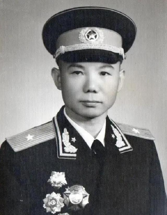 1954年，12军政委李震升职，军长肖永银为他饯行，几杯美酒下肚后，肖永银却当面