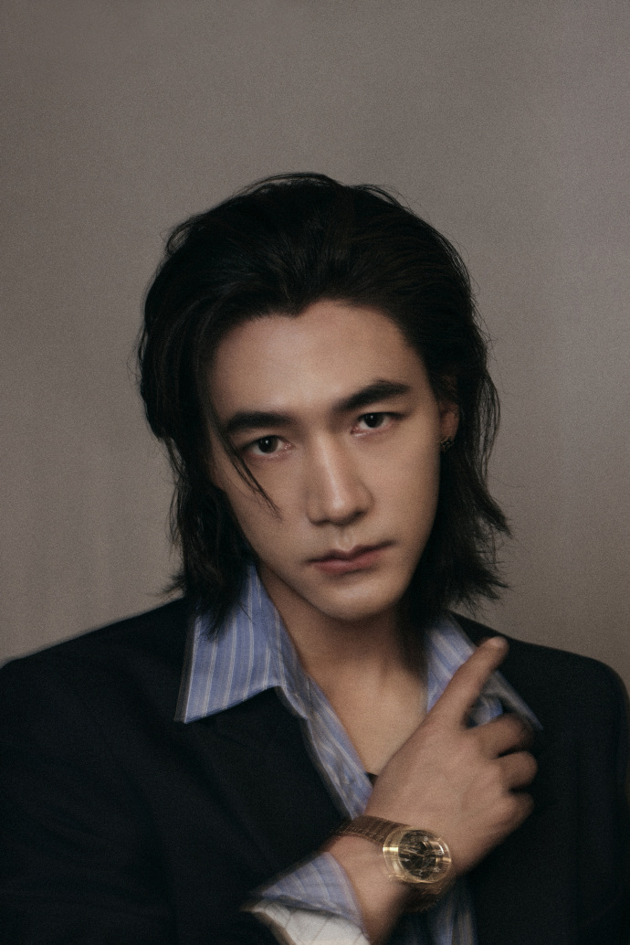 此沙老头背心防谁呢 此沙的老头背心穿搭，是对传统男性正装穿搭的颠覆，打破西装内搭