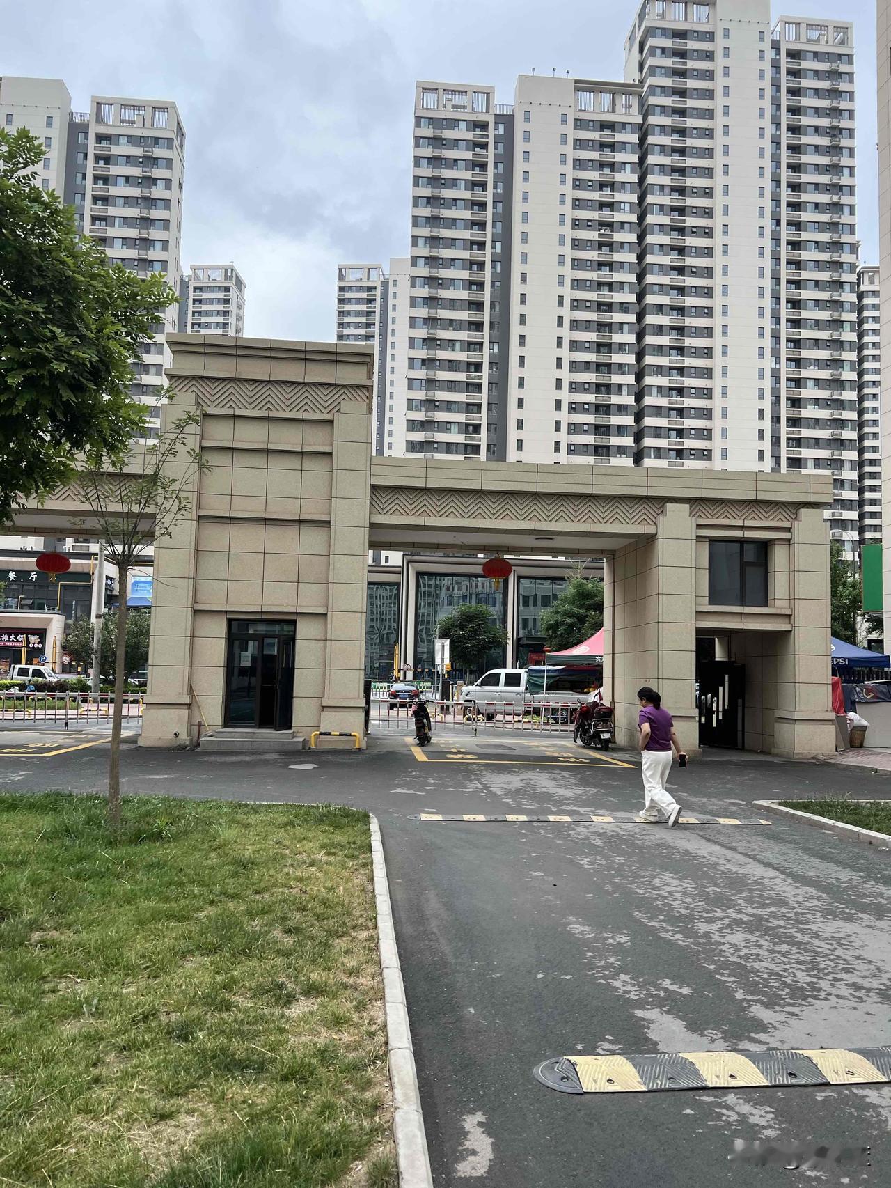 今天在兰州市安宁区建宁西路吃饭，吃完饭在附近转了一下，发现这个小区还是挺不错的，