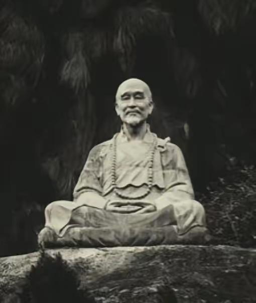 1942年，弘一法师火化时怪声频发，弟子惊恐，赶忙拉出骨灰床，谁料，竟然捡出了1