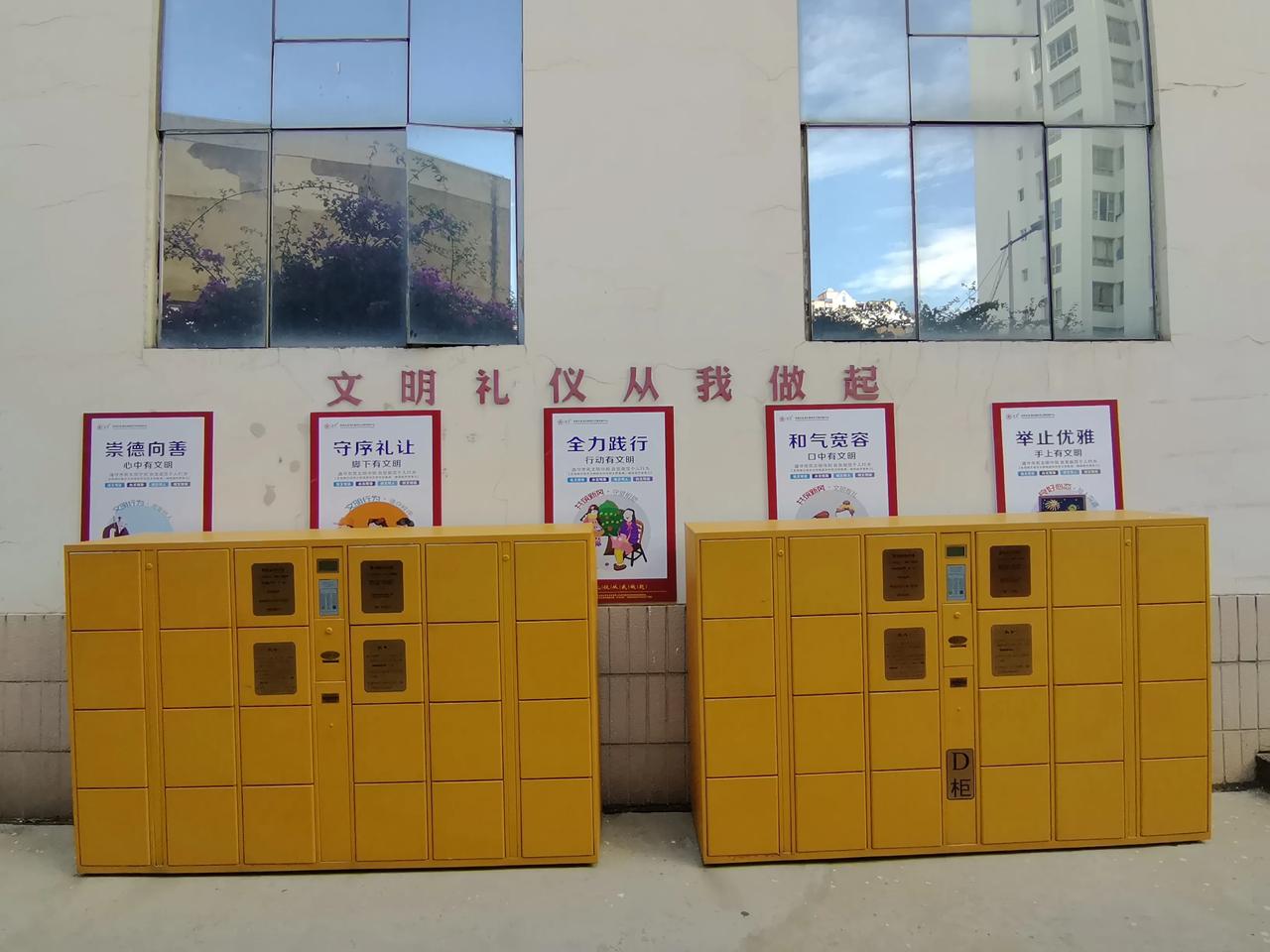 整幢少儿图书馆的重心都全压在这墙帖标签上，读书是为了塑人，在图片里，我们看到的是