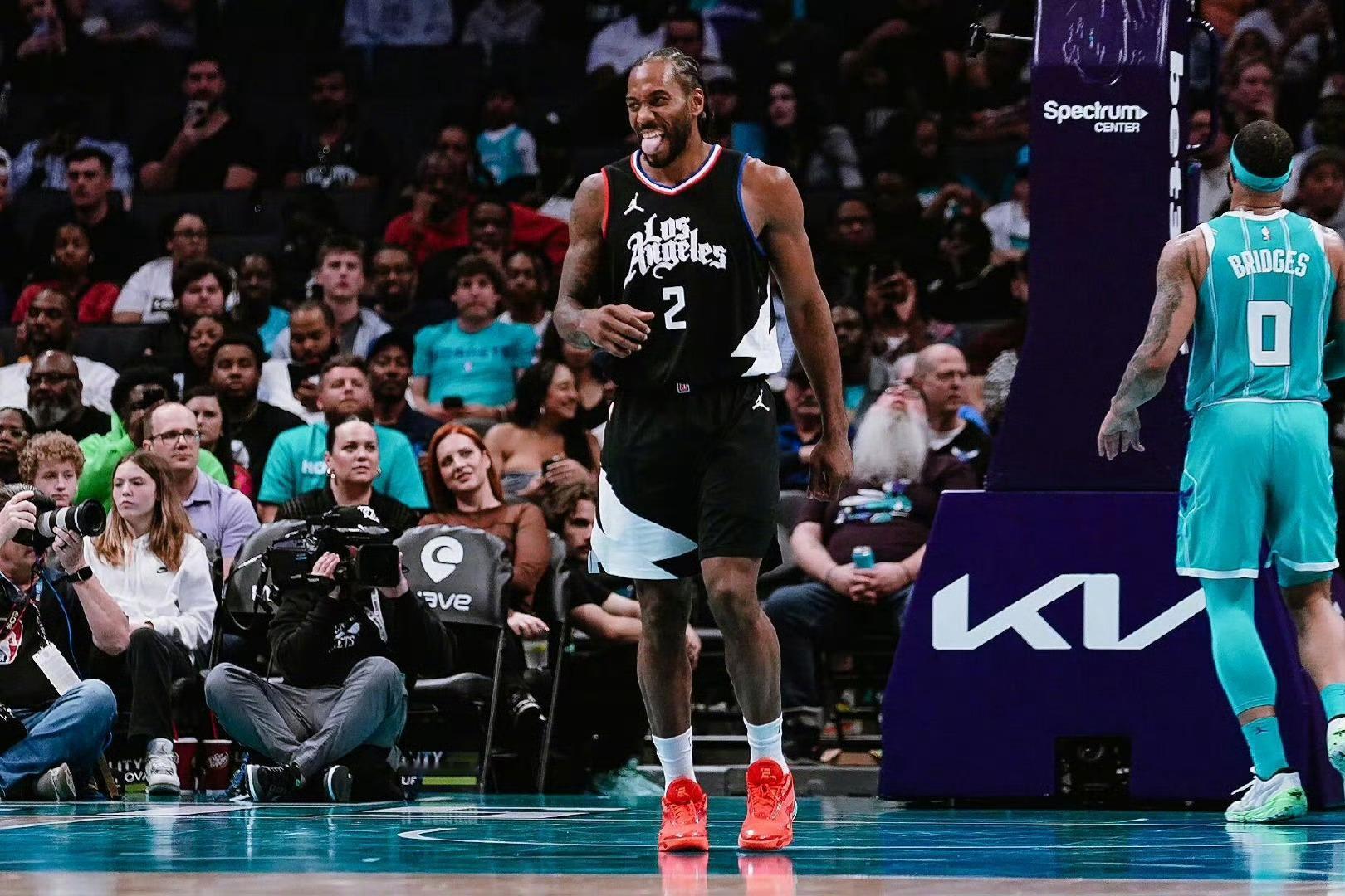 小卡因右膝酸痛，将缺阵今天对阵国王的比赛。泰伦卢表示小卡是在上一场赛后感到不适，