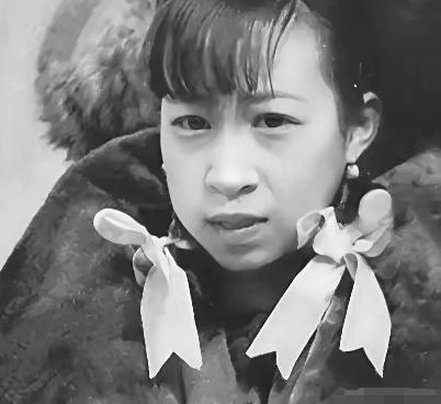 1945年，杨森最漂亮的九姨太蔡文娜刚躺上床，卧室的门突然被推开。来人是20军副